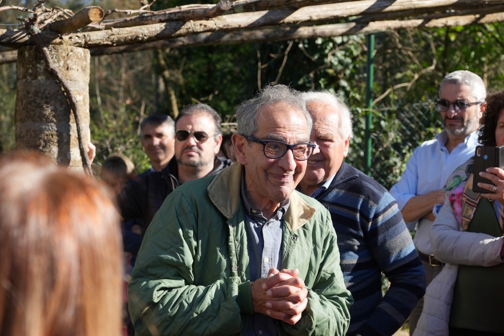 Qui al centro, Marco Solari, proprietario e cicerone durante le visite guidate alla Scarzuola