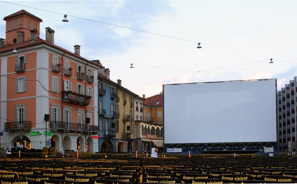 Piazza Grande, e lo schermo di Vacchini su cui dal 1971 sono sempre stati proiettati i film più significativi del Locarno Film Festival (Manuela Mazzi, foto d’archivio)