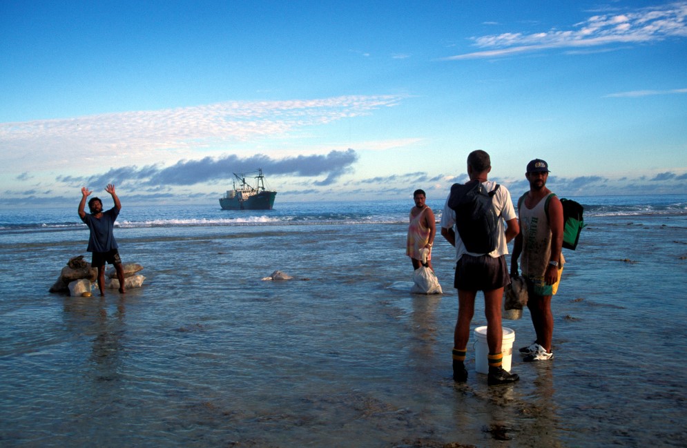 Cook Islands, imbarco su nave postale in isola remota