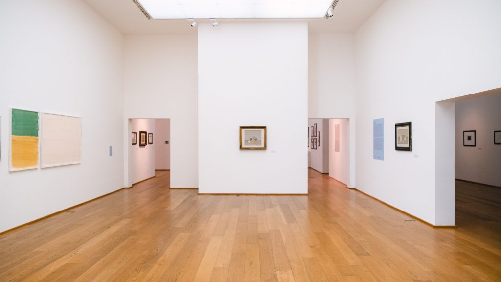 Le opere di Silvia Bächli dialogiano con quelle di Giorgio Morandi (Valentina Cafarotti)