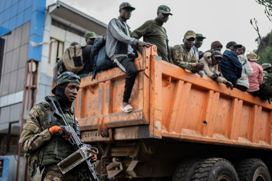Ex membri delle Forze armate della Repubblica Democratica del Congo (FARDC) e agenti di polizia si arrendono ai ribelli dell’M23 a Goma, in Congo. (Keystone)