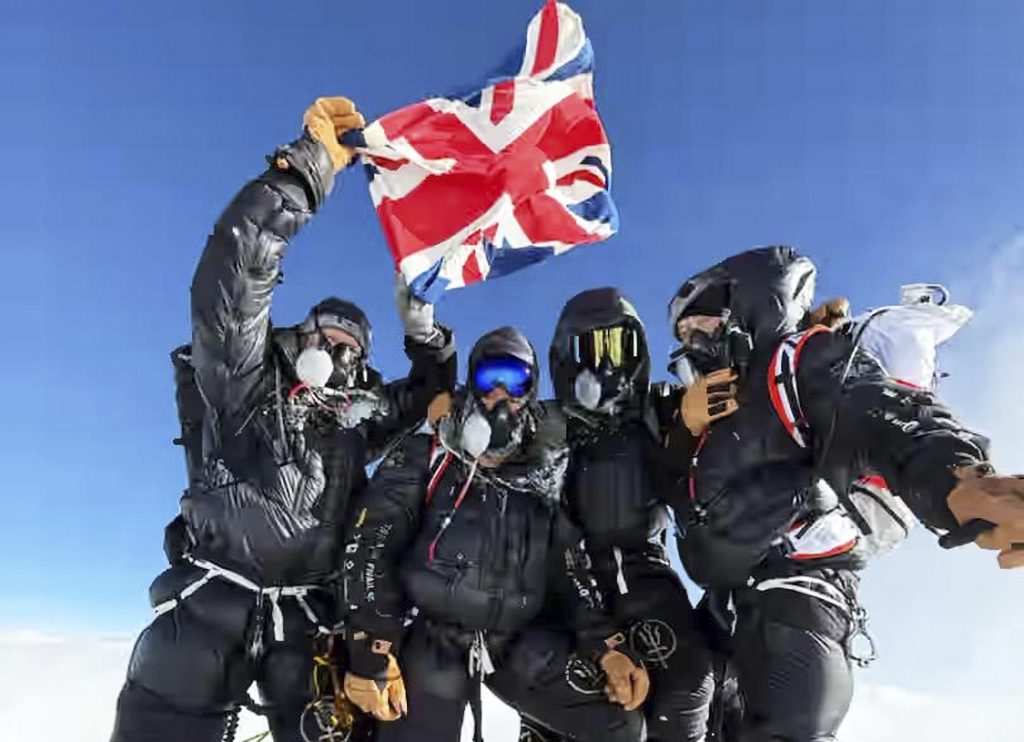 I quattro alpinisti britannici che sono arrivati in vetta e tornati a casa nel giro di una settimana (Keystone)
