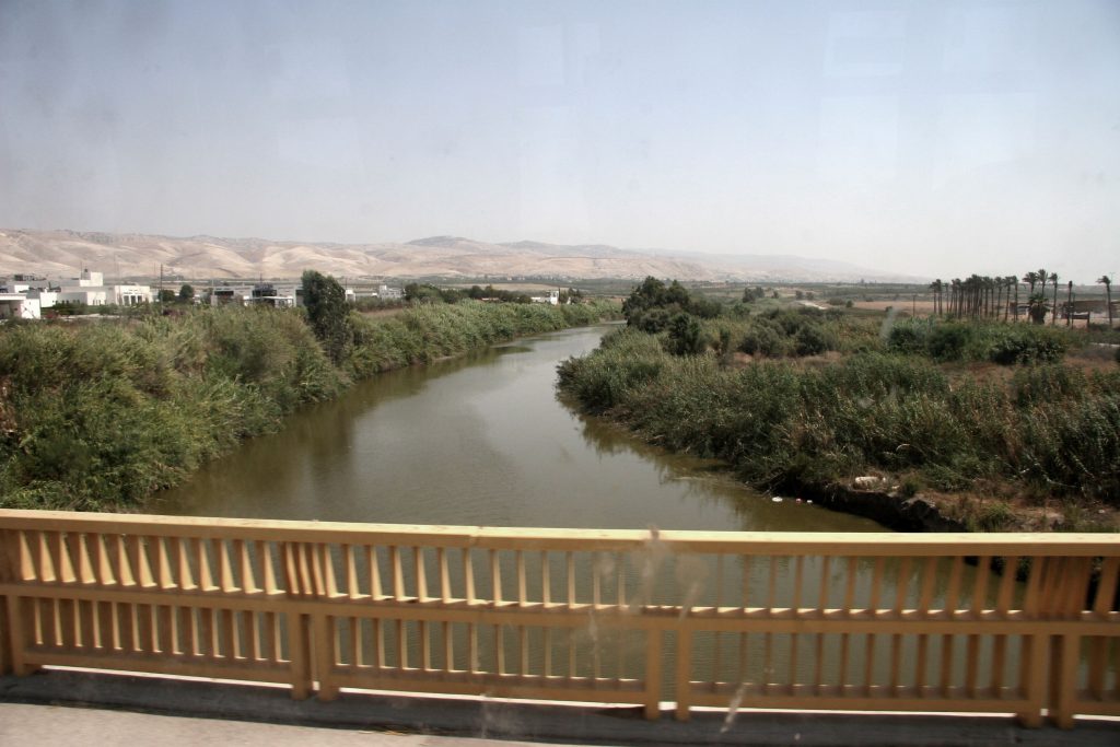 Il fiume Giordano segna il confine tra Israele e Giordania
