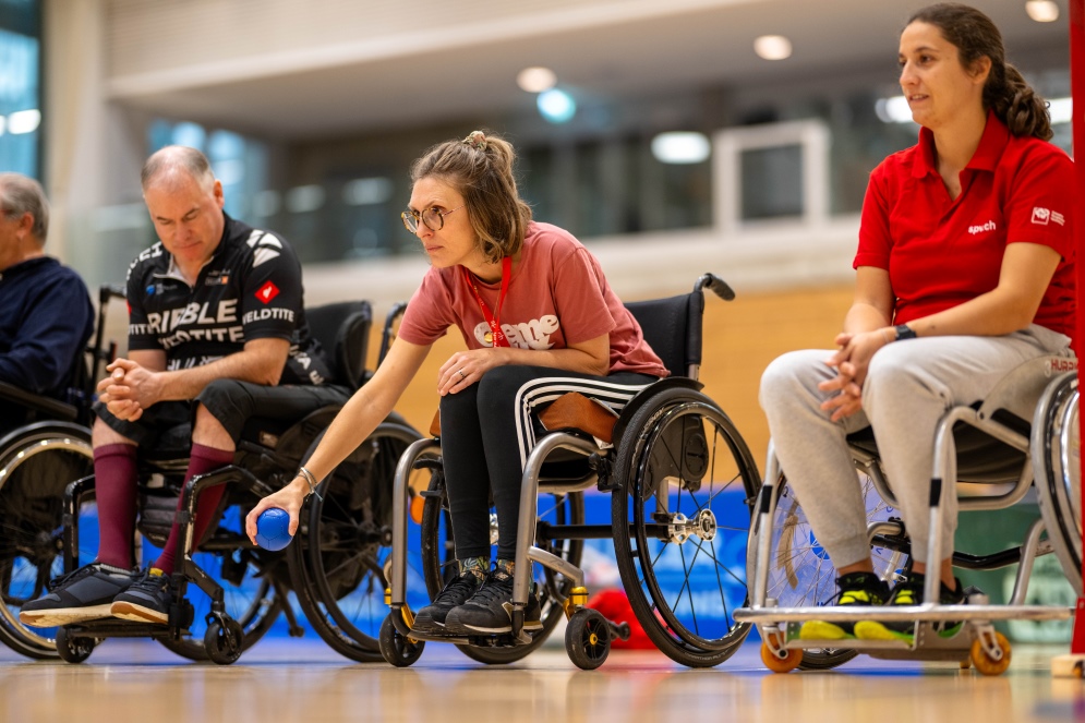 Atlete e atleti paraplegici che giocano a bocce
