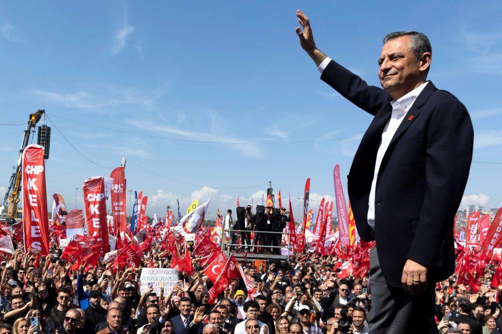 Özgür Özel e la folla che protesta a Istanbul alla fine di marzo (Keystone)