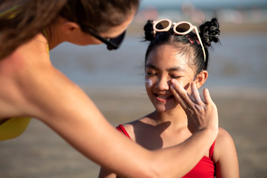Prima di esporsi al sole mai dimenticarsi di applicare una crema solare con alto indice di protezione (Freepik.com)