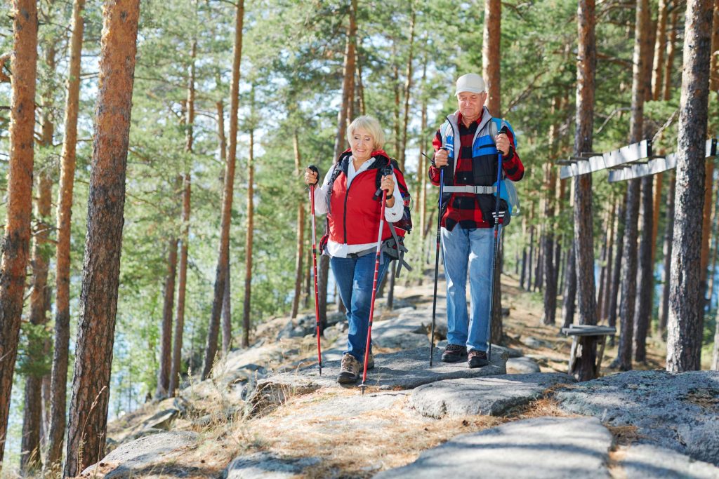 Ci sono gesti che migliorano la salute senza che ce ne accorgiamo, come una passeggiata all’aria aperta. (Freepik.com)