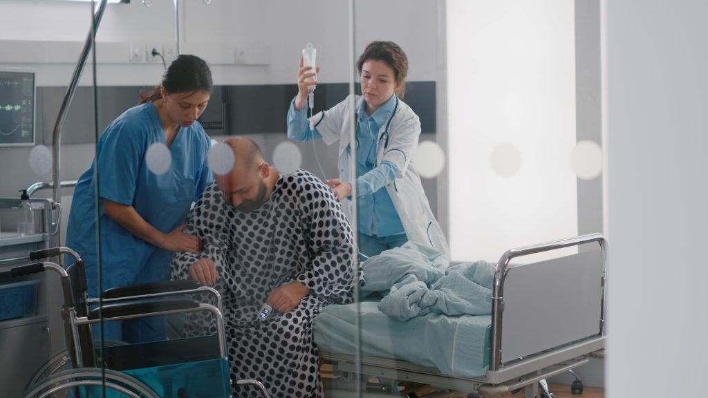 La movimentazione dei pazienti è un’attività quotidiana per chi lavora in ambito sanitario, ma spesso anche una delle più rischiose (Freepik.com)
