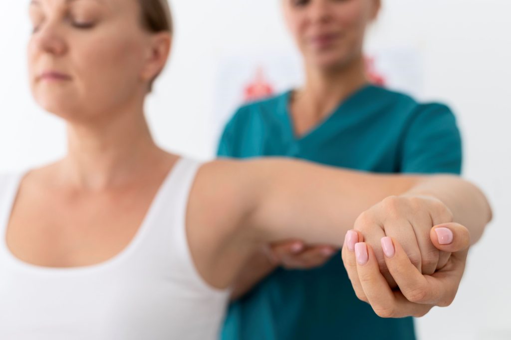 Tra le possibili cause dell’insorgenza del linfedema al braccio ci sono anche i trattamenti chirurgici per l’asportazione del tumore al seno (Freepik.com)