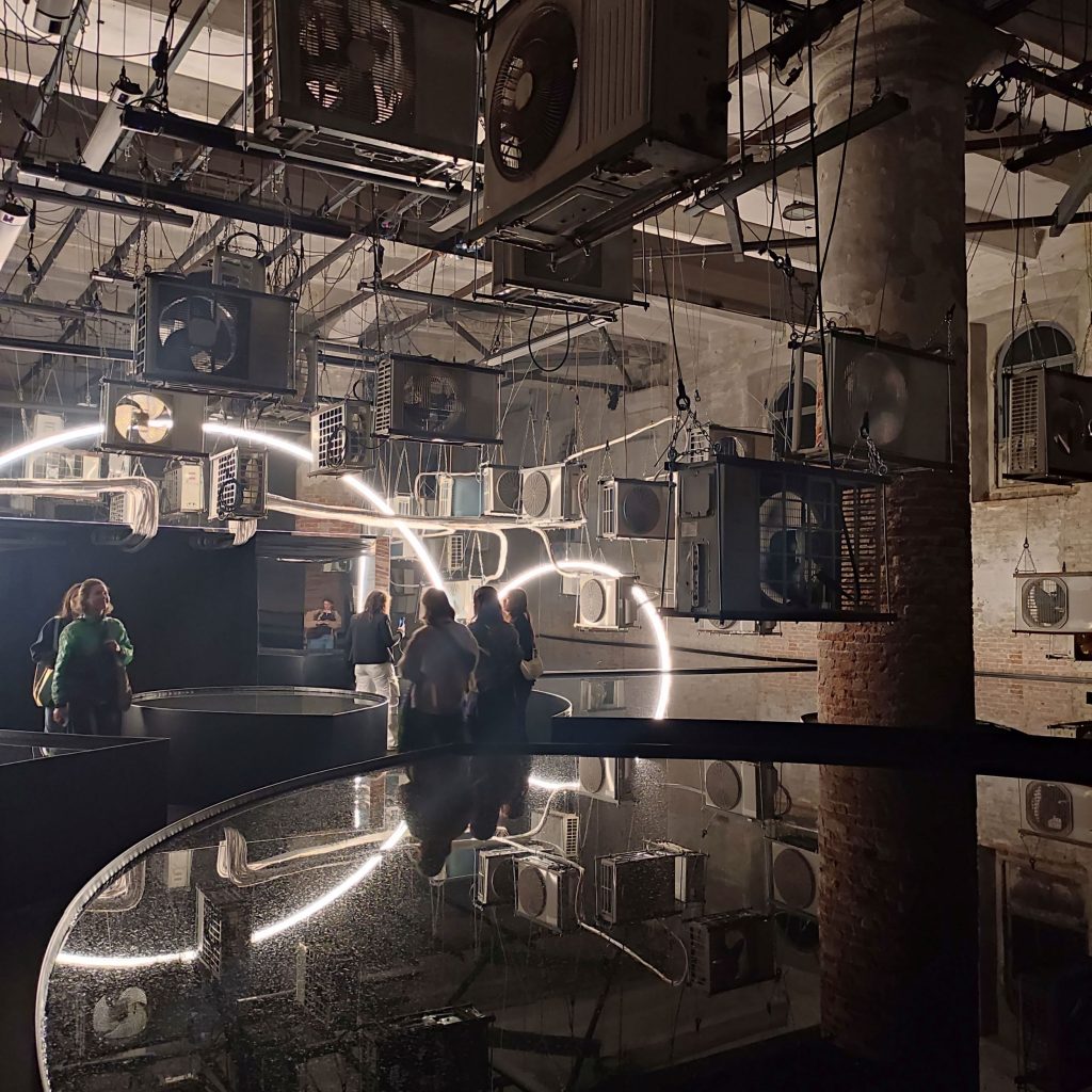 La prima sala dell’esposizione alle Corderie, allestita da Michelangelo Pistoletto, nella quale i condizionatori producono una temperatura di 40° (A. Caruso)