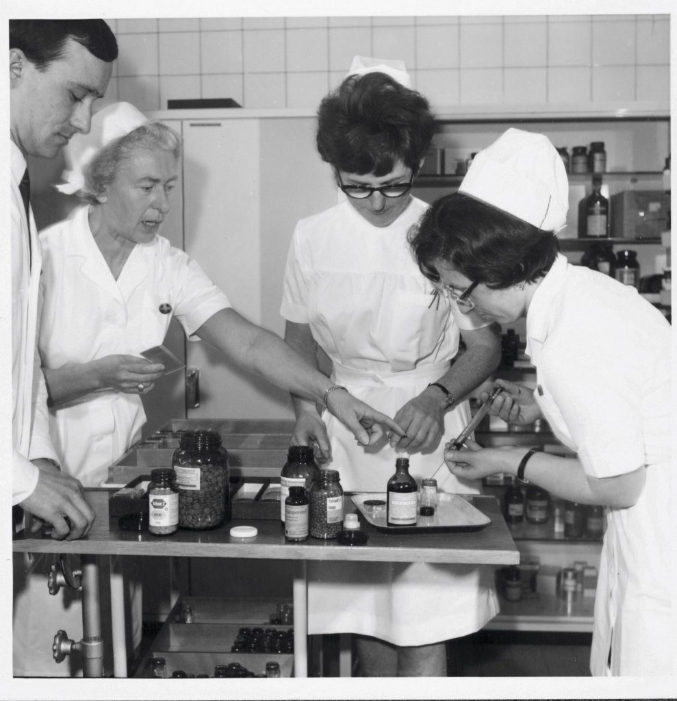 Formazione degli infermieri psichiatrici negli anni 60 ( ©Universitäre Psychiatrische Kliniken Basel, Fotoarchiv)