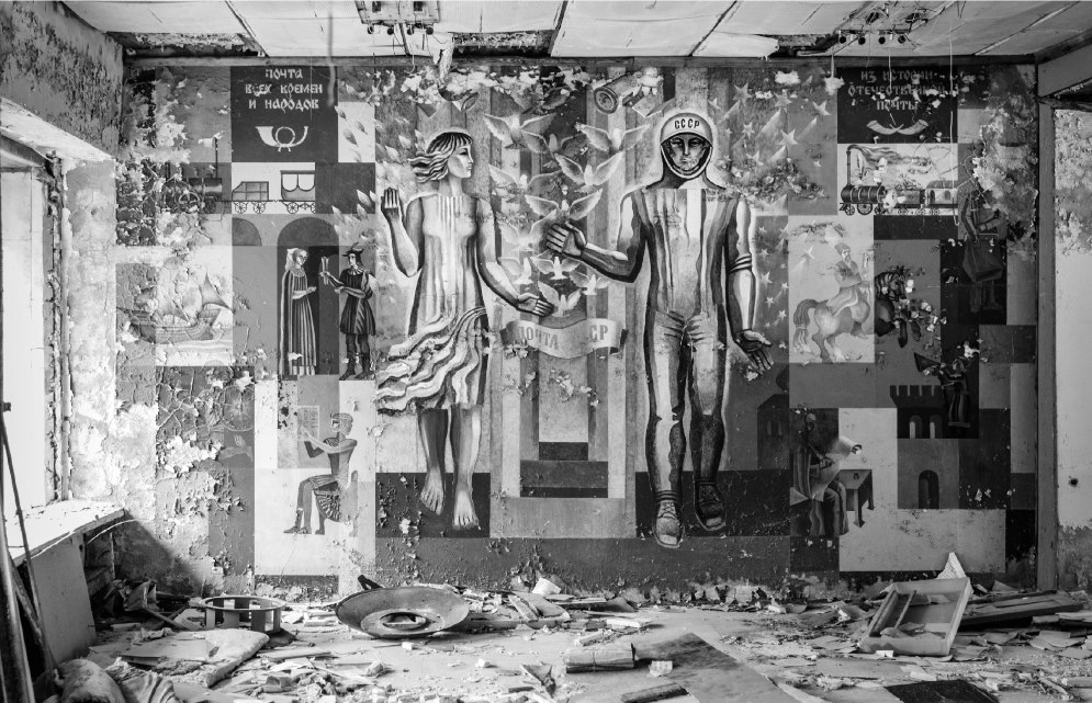 Ufficio postale. Pripjat, Ucraina. Murale sovietico raffigurante una donna e un cosmonauta