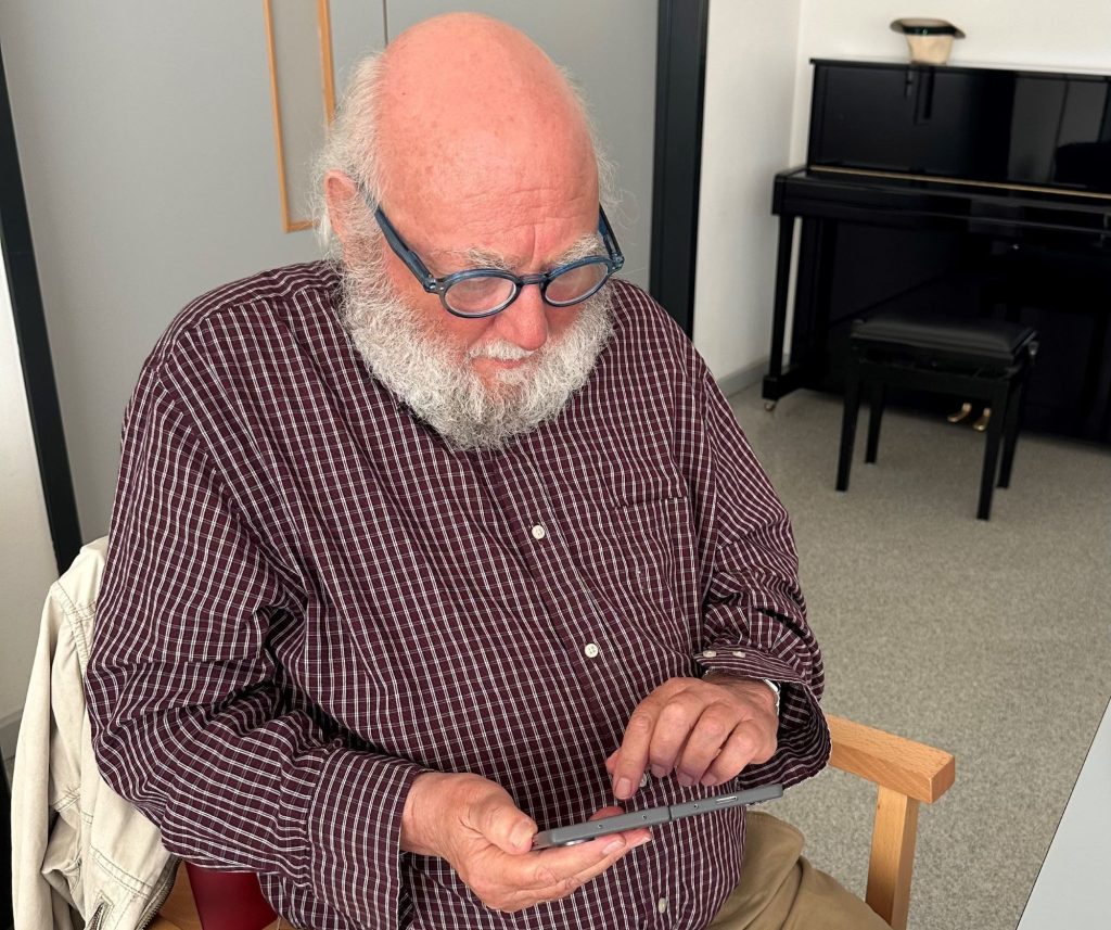 Piergiorgio Crivelli, 84 anni di Capolago, usa quotidianamente lo smartphone (S. Hubmann)