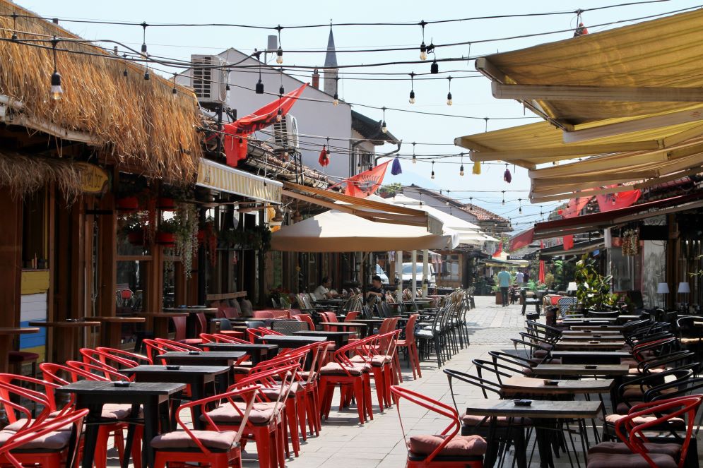 La via del mercato che taglia a metà la città di Gjakova