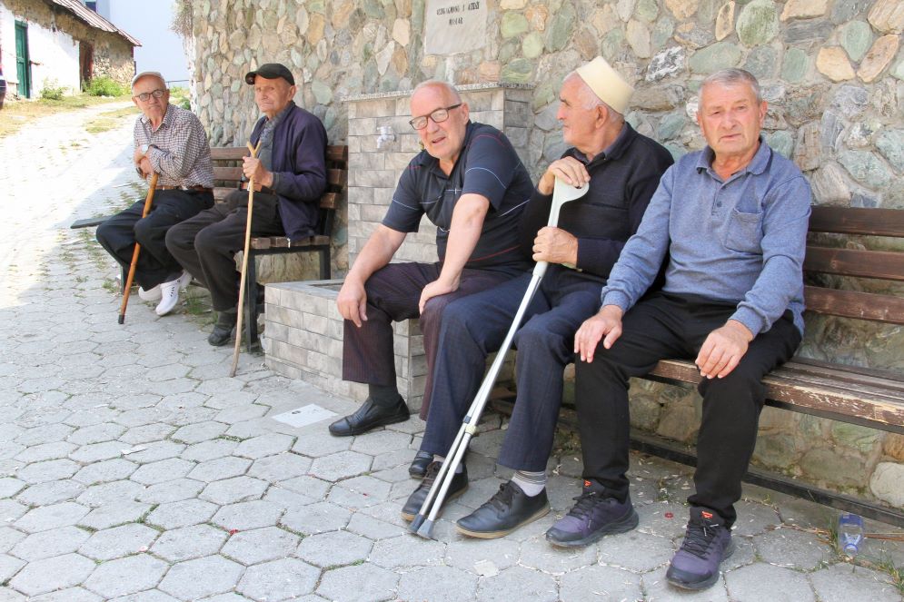 Anziani gorani del villaggio di Bröd