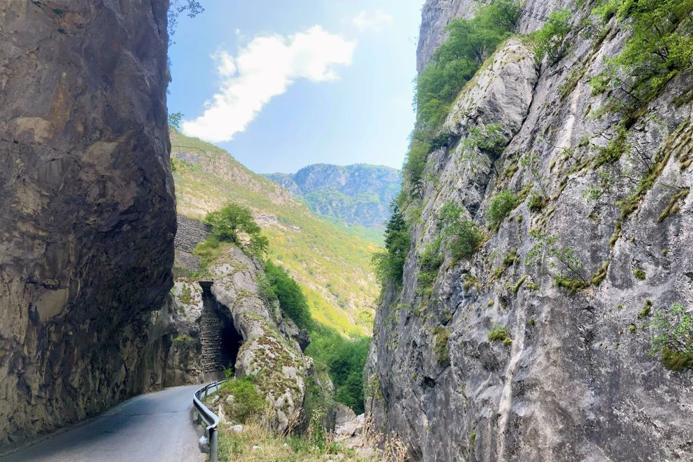 L’aspra strada che taglia la Valle di Rugova