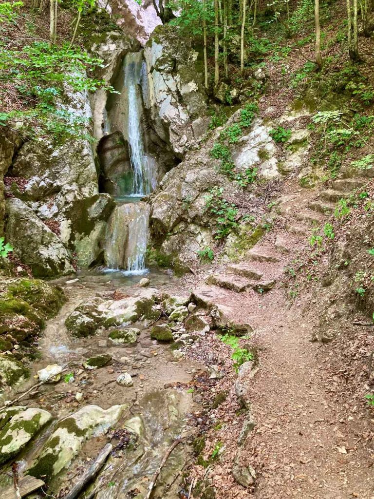 Cascate, sentieri e leggende nella Valle di Rugova