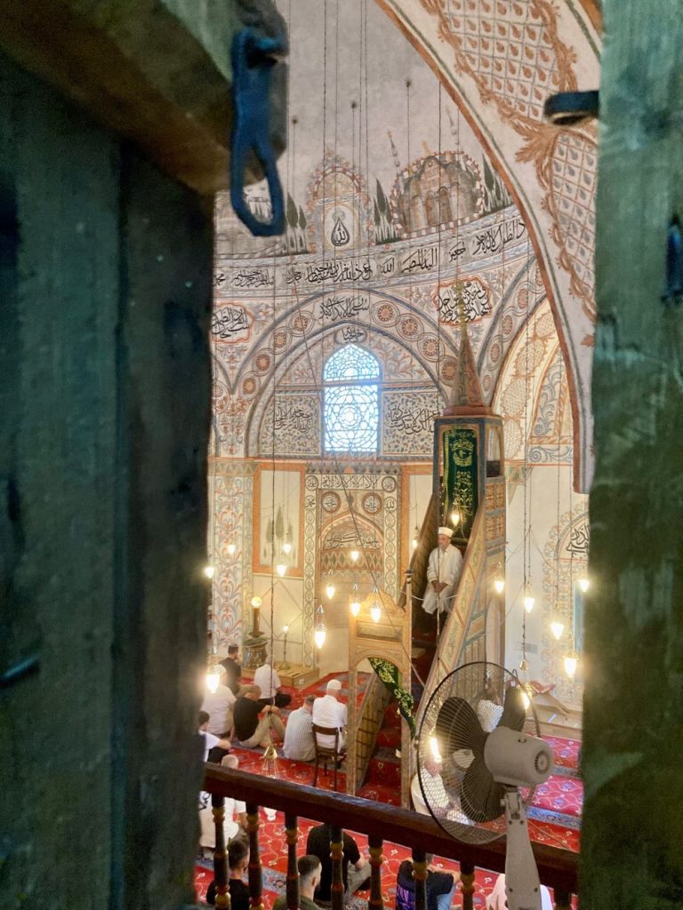 Scorcio della moschea di Hadun, a Gjakova, dall’ingresso alla balconata delle donne