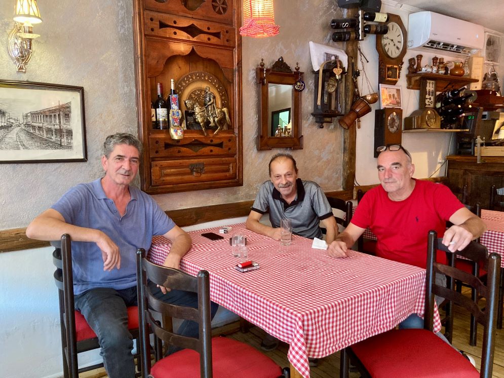 Avventori in una locanda senza nome lungo la via principale di Gjakova