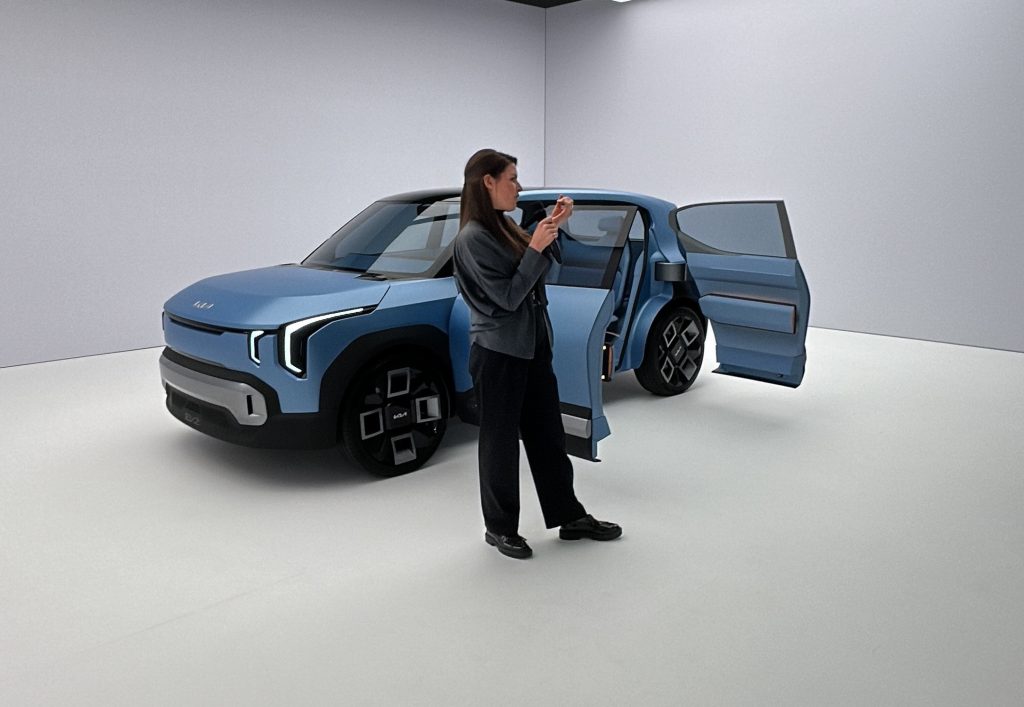 La Concept EV2 presentata da Nathalie Bucher che si occupa dei colori dei materiali e delle finiture nel design team europeo di Kia in Germania (Cucchi)
