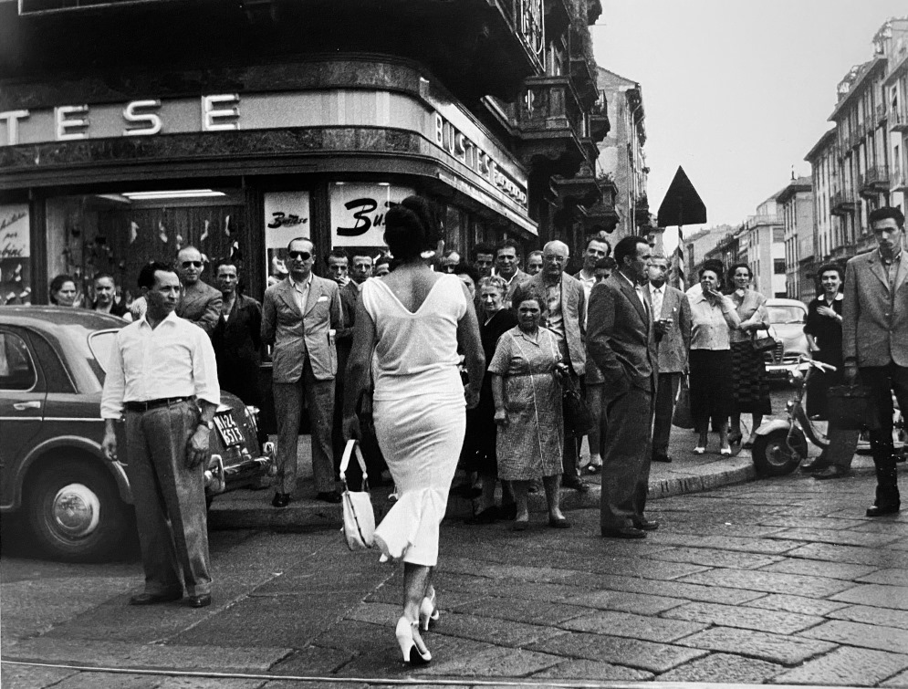 Dalla serie Gli italiani si voltano, Milano, 1954 (© Archivio Mario De Biasi / courtesy Admira, Milano)