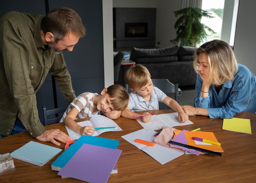 Dialogo, collaborazione e fiducia tra genitori e scuola sono le premesse per favorire la crescita dei bambini (Freepik.com)