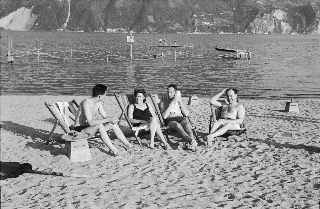 Il generale Clark in spiaggia al Lido di Lugano. (Archivio storico della Città di Lugano, Fondo Vincenzo Vicari)