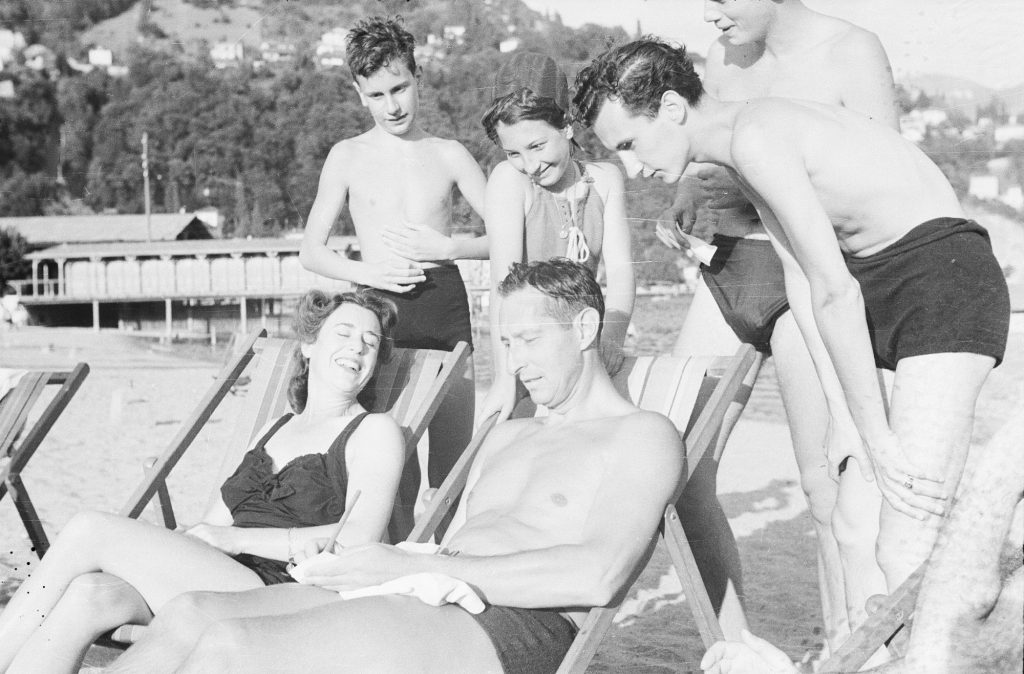 Il generale Clark mentre firma autografi ai bagnanti che lo hanno riconosciuto. (Archivio storico della Città di Lugano, Fondo Vincenzo Vicari)