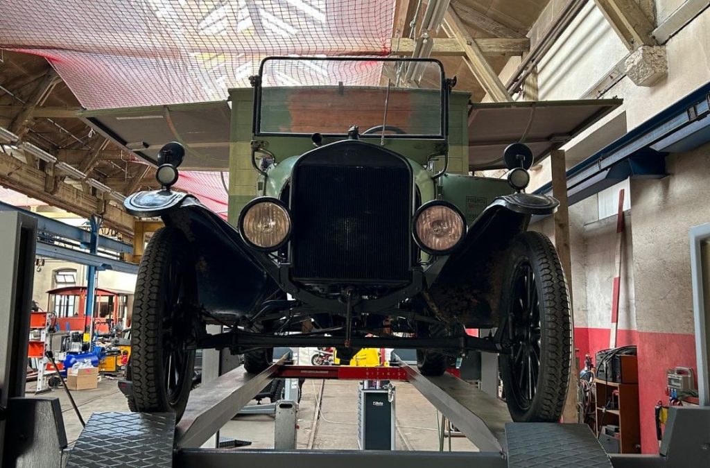 Il Ford TT si potrà ammirare fino al 24 maggio nella mall del Centro S. Antonino (Morisoli)