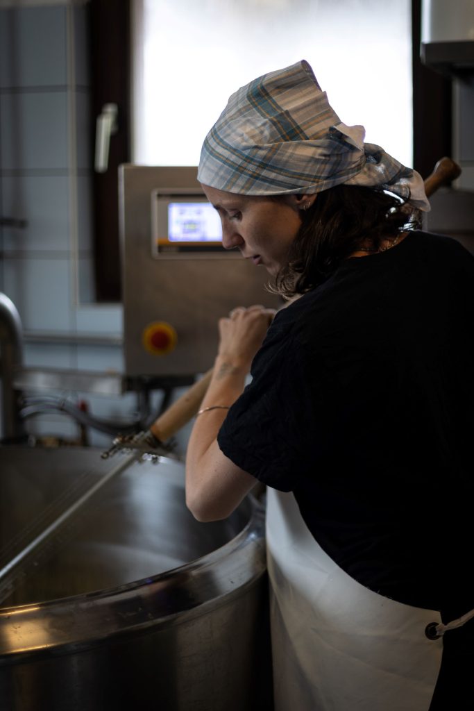 Albertine Ferracin mentre fa il formaggio.