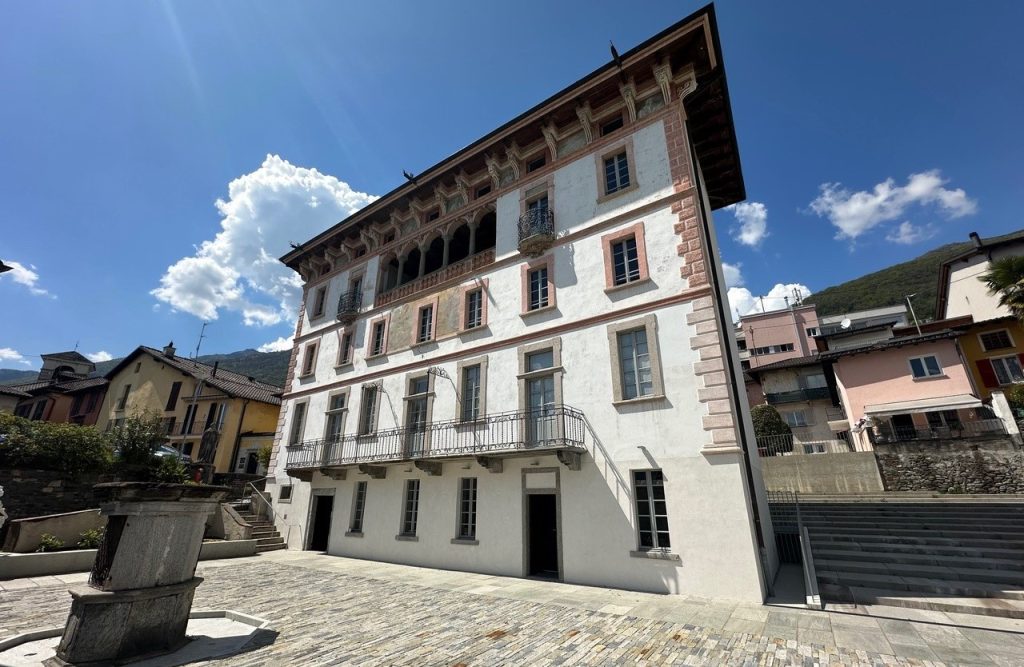 Palazzo Branca Baccalà ospita anche il Centro diurno ed è sede del museo dedicato al compositore Ruggero Leoncavallo.