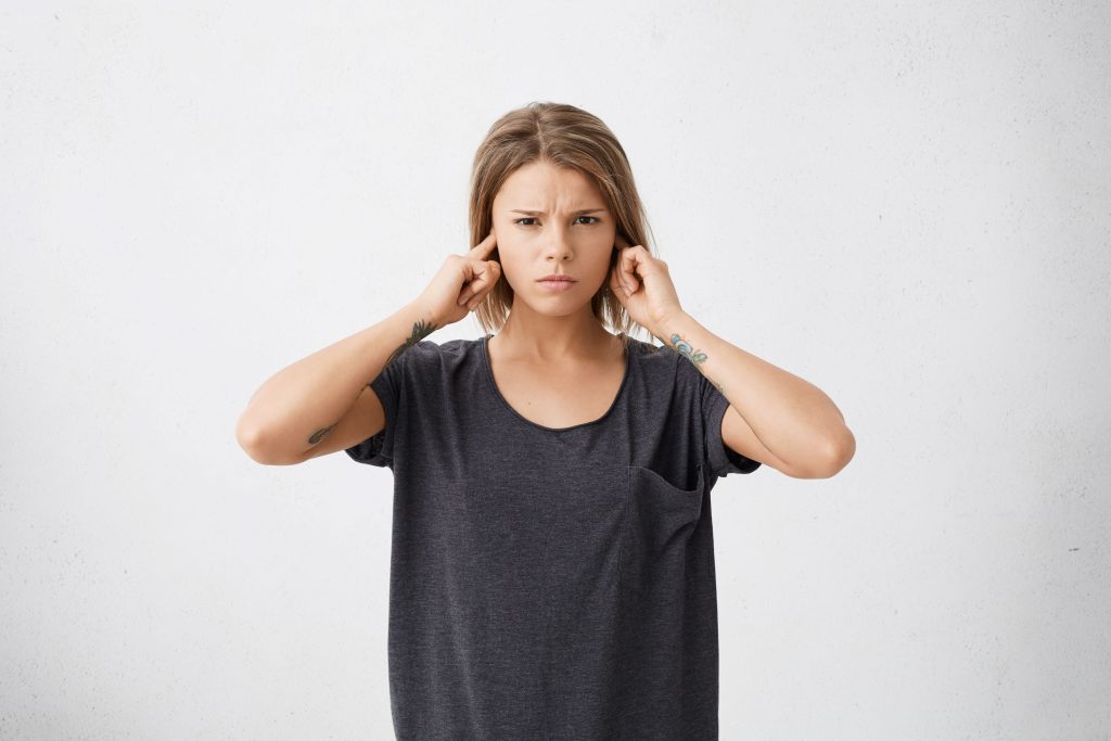 Il rumore è fonte di stress, disturba il sonno e influisce sul cuore e sulla psiche. (Freepik.com)