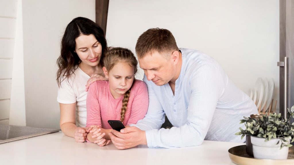 Lo smartphone è ormai strumento della vita quotidiana il cui impiego da parte dei più giovani va però regolato (Freepik.com)