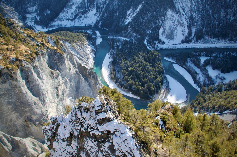 Il Reno scorre tranquillo disegnando un susseguirsi di meandri