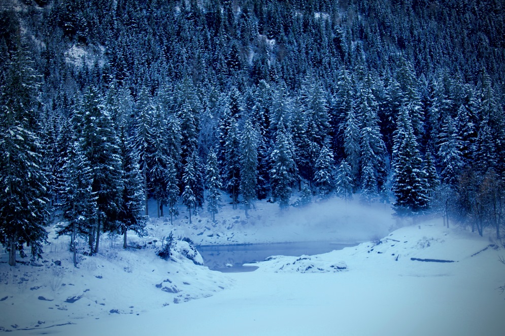 L'inverno chiude il Caumasee in una morsa di ghiaccio
