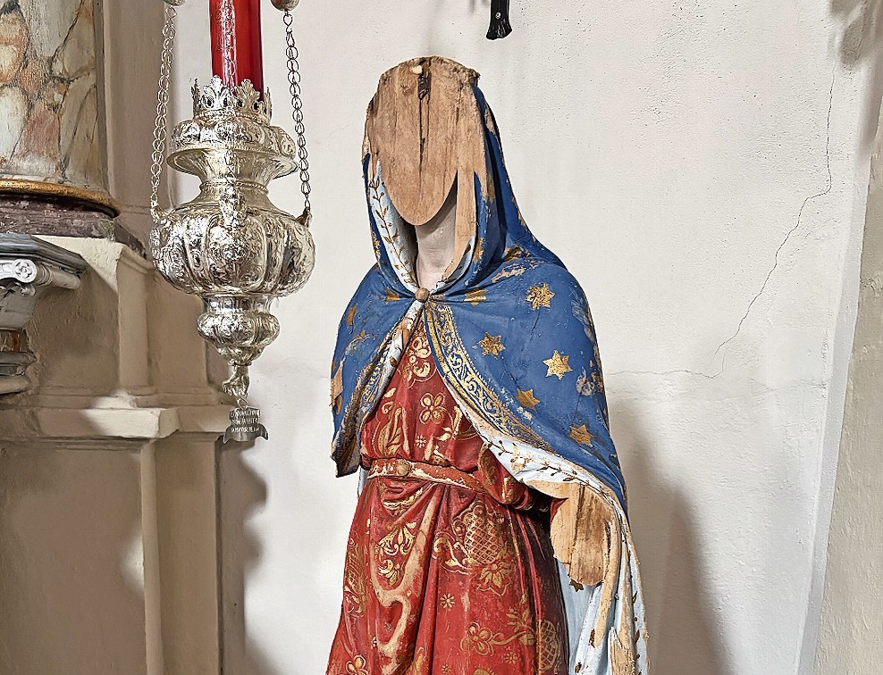 La statua della Madonna che fino a 11 mesi fa era nella cappella degli australiani è stata ripescata senza volto e senza mani nelle acque del fiume.