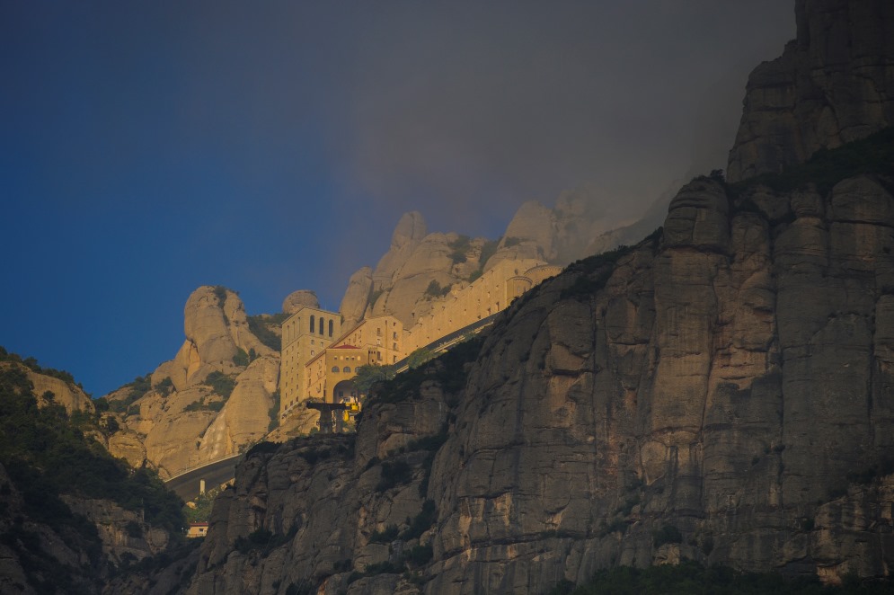 Santa Maria de Montserrat è un’abbazia benedettina situata sulla montagna catalana