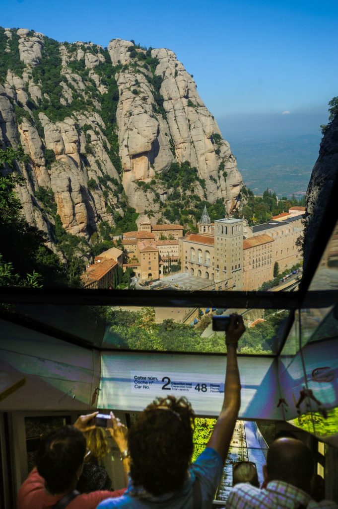 La Montagna Sacra nacque cinque milioni di anni or sono come fondale marino, con le sue cime rocciose frutto di terreni alluvionali e dell’erosione che hanno creato nel tempo un paesaggio fantastico