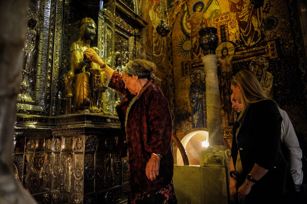Nostra Signora di Montserrat, popolarmente conosciuta come La Moreneta (la Scura), è una scultura policroma romanica del XII secolo