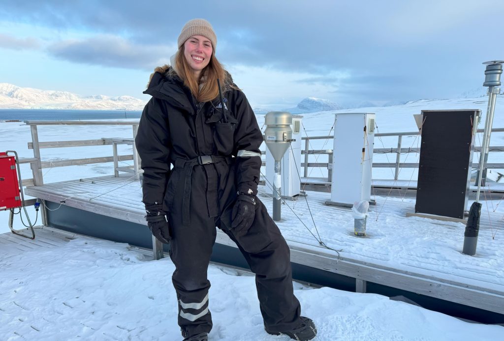  La biologa Tessa Viglezio sul tetto della stazione meteorologica «Gruvebadet»