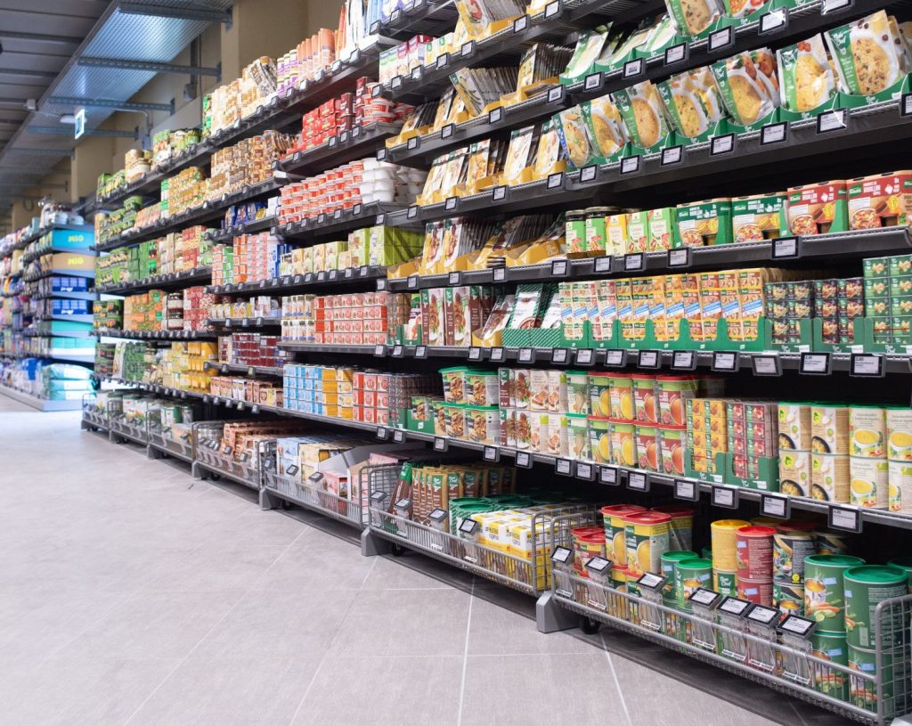 In vista della riapertura di giovedì, prosegue a buon ritmo il riempimento del rinnovato Supermercato Migros del Centro Shopping Serfontana (Flavia Leuenberger)