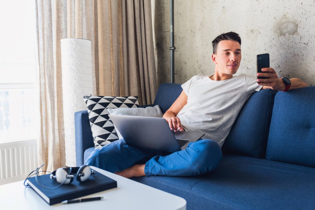 Nel mondo reale le occasioni di incontro possono essere casuali e sfaccettate, nelle app di amicizia il processo risulta invece filtrato. (Freepik.com)