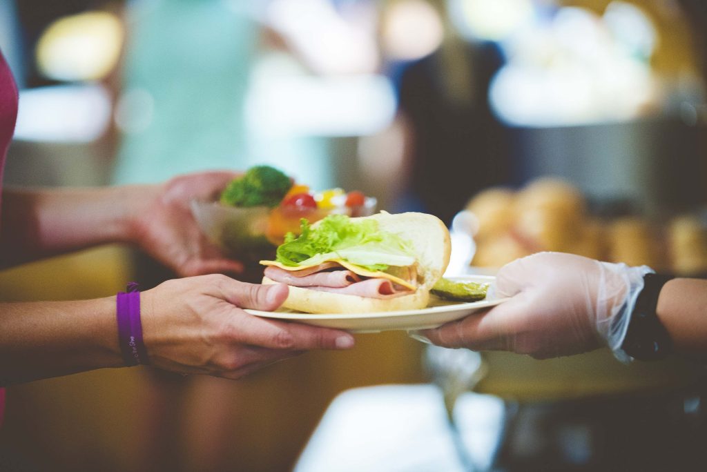 Il «Pasto sospeso» è un aiuto concreto attraverso una piccola donazione da effettuare nei ristoranti che aderiscono all’iniziativa (Freepik.com)