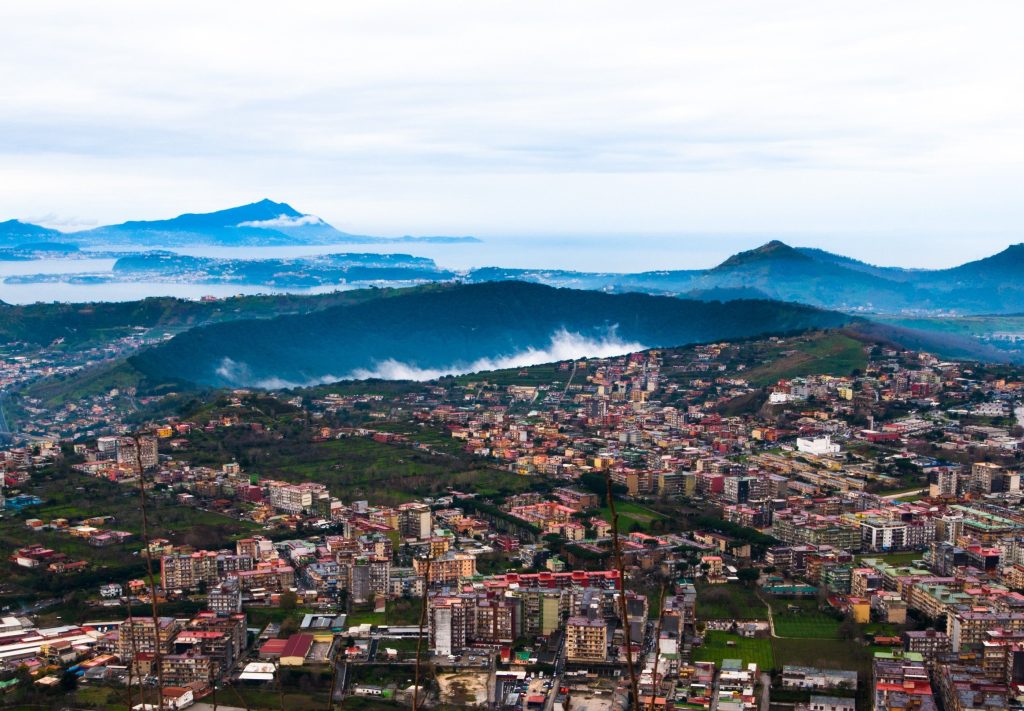 Veduta aerea della riserva naturale Cratere degli Astroni, un’area protetta nella zona di Napoli. Il cratere è uno dei più grandi dei Campi Flegrei (Wikimedia)