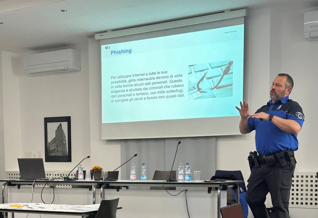 Il sergente Patick Cruchon durante la prima conferenza del ciclo (Pro Senectute)