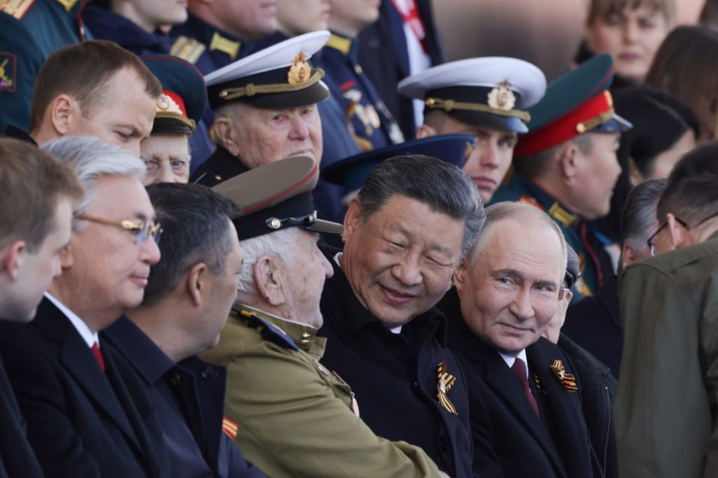 Il 9 maggio Xi Jinping sedeva alla destra di Vladimir Putin per la parata militare del «Giorno della Vittoria» (Keystone)