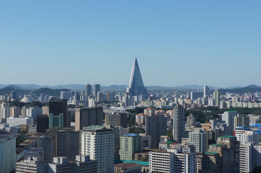 Una veduta della capitale nordcoreana Pyongyang, con la sagoma piramidale del Ryugyong Hotel, alto 330 metri. (Wikimedia Commons)