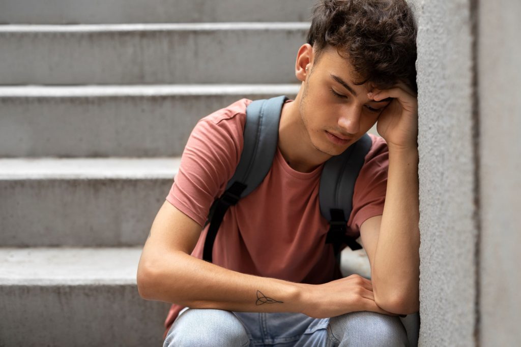 Gli adulti dovrebbero essere in grado di sostenere i ragazzi nei loro momenti di difficoltà senza affrettarsi a rassicurarli con un «va tutto bene» (Freepik)