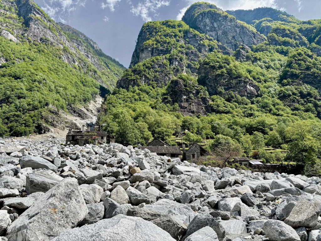 Una distesa di massi ricopre buona parte della Valle Bavona dove si è registrato il maggior numero di vittime la notte fra il 29 e il 30 giugno 2024.