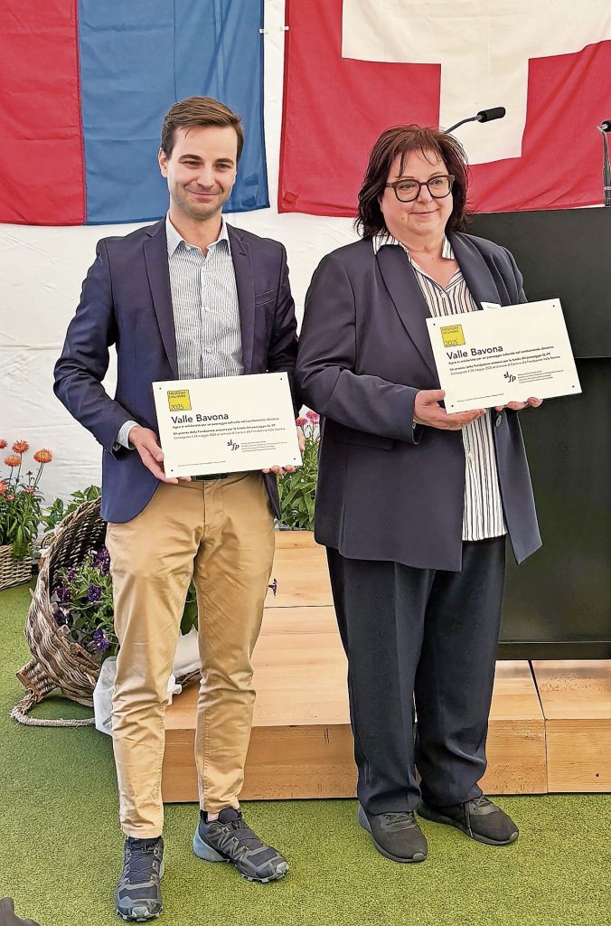 Il presidente della Fondazione Valle Bavona Lorenzo Dalessi e la sindaca di Cevio Wanda Dadò alla premiazione dello scorso 24 maggio